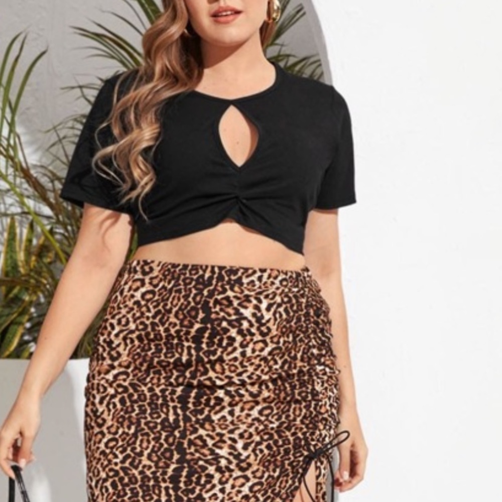 Plus cut out ruched crop tee 3xl